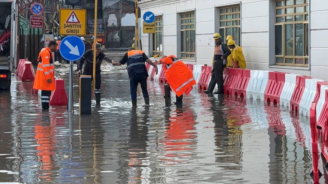 İstanbul'u sağanak vurdu. Mısır Çarşısı girişi sular altında, tramvay seferleri durdu 34